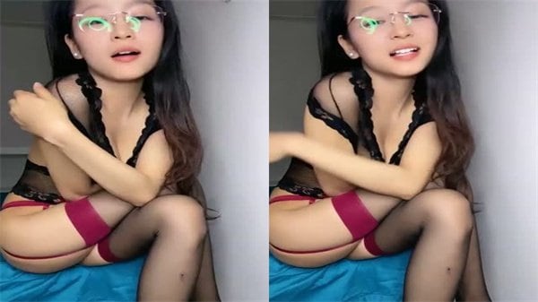 黑丝苗窕大奶眼镜骚妇口交挑逗老公激情操