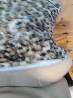 今天老婆漂亮哦，穿着豹纹连衣裙，下班堵在门口、激战到床上，拥抱舌吻_女上位，酣畅淋漓！.